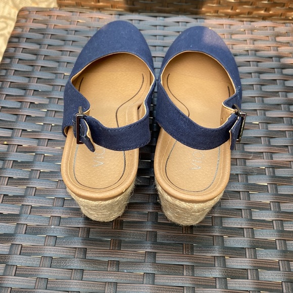 Vionic Coralina Wedge Heel / Size 7. Like new. - Picture 4 of 11